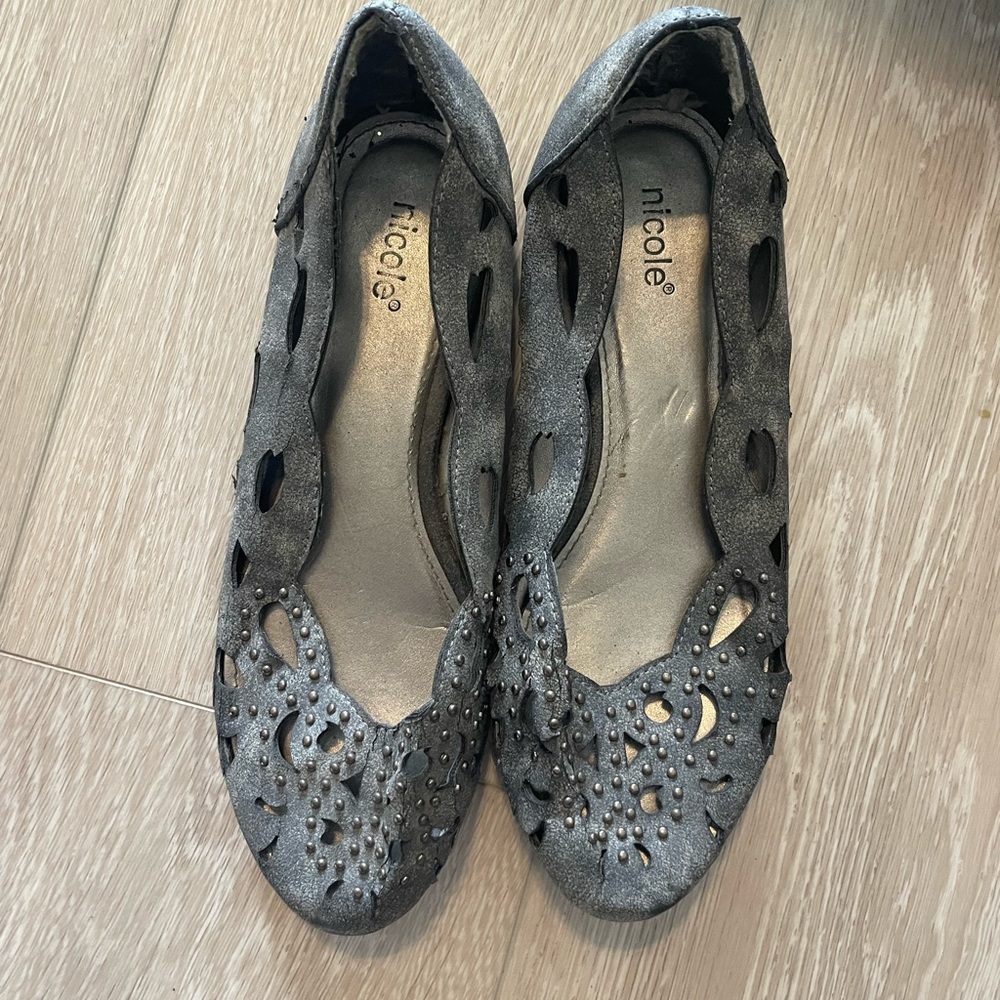 Dark silver/gray flat shoe!